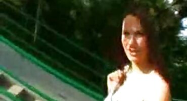 ഇരുണ്ട ഹെയർഡ്രെസ്സർ ഒരു ഇരുണ്ട ഹെയർഡ്രെസ്സറിനായി തിരിയുന്നു