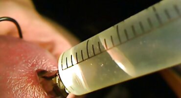 യംഗ് സൗന്ദര്യം ഒരു പമ്പ് ആൾ കോഴി നക്കുന്നു