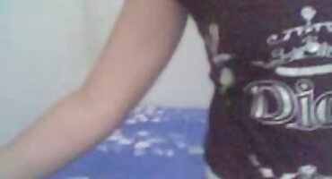 ഒരു ചെറുപ്പക്കാരൻ ഒരു മനുഷ്യൻ പൂർണ്ണ സമർപ്പണത്തോടെ ഡൂഡിൽ