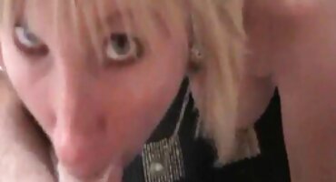 College student sucking cock അവളുടെ മടിയിൽ