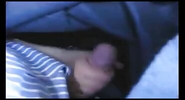 നേർത്ത മുലക്കണ്ണ് മറ്റൊരു പുരുഷന്റെ നാവിൽ പുസ്സി റൈഡുകൾ