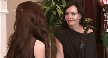 കാമം പാൽ ഒരു സ്ത്രീയുടെ വായിൽ ഭക്ഷണം