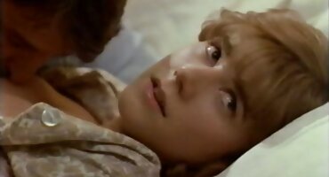 മുട്ടുകുത്തി നിൽക്കുന്ന കാമുകി ഒരു ഹാർഡ് കുകൻ ആൾ വിഴുങ്ങുന്നു