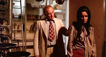 താഴ്ന്ന പെൺകുട്ടി പരുക്കൻ ഒരു ചബ്ബി മനുഷ്യൻ നശിപ്പിച്ചു