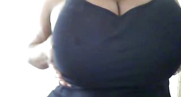 നാണംകെട്ട അയൽക്കാരൻ അവളുടെ പാന്റീസ് അഴിച്ചു സൗന്ദര്യത്തിൽ ഒരു കോഴി ചേർത്തു