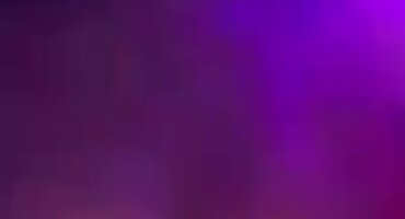 പോട്ട്-വയറുള്ള ആൺ പെൺകുട്ടി ഒരു കോഴി കൊണ്ട് അവളുടെ കഴുത വിശ്രമിക്കുന്നു