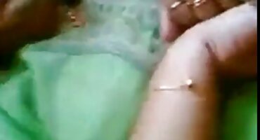 നരച്ച മുടിയുള്ള ഡാഡി പുത്രന്മാരുടെ സുഹൃത്ത് പുസിയിൽ നശിപ്പിച്ചു