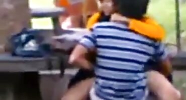 കറുത്ത വസ്ത്രധാരണത്തിൽ സ്ത്രീ അച്യുതാനന്ദനും ഒരു പയ്യനും