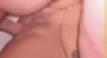 സേ കോ കോയിഡ് വിരലുകൾ ഹോൾ ഉപയോഗിച്ച് കളിക്കുന്നു