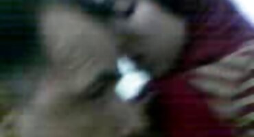 സുന്ദരിയായ വേശ്യ അവളുടെ ആദ്യ സെക്സ് ക്യാമറയിൽ