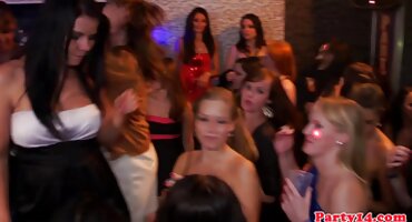 ടാറ്റൂ ഉപയോഗിച്ച് മിഷനറി പൊസിഷനിൽ പെൺകുട്ടി