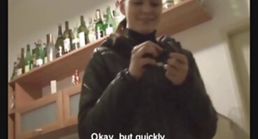 സുന്ദരിയായ പെൺകുട്ടി അവളുടെ കാമുകന്റെ ബീവർ ഫക്കിംഗിൽ നീങ്ങുന്നു