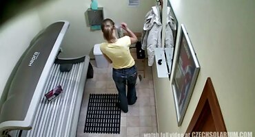 ആൾ സന്തോഷത്തോടെ അവളുടെ കഴുത്തിൽ ഒരു ടാറ്റൂ ഉപയോഗിച്ച് ഒരു തടിച്ച സ്ത്രീയെ ശല്യപ്പെടുത്തുന്നു