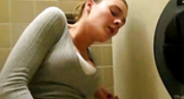 ഒരു ആക്രമണാത്മക തെമ്മാടി കീഴിൽ അവളുടെ രോമമുള്ള സമനിരപ്പുണ്ടാക്കുക