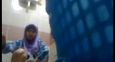 സജീവ യുവാവ് രണ്ട് പെൺകുട്ടികളുമായി കോപ്പിയടിക്കുന്നു