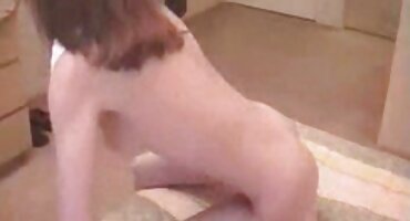 ഒരു സുഹൃത്തിന്റെ കുഴിയിൽ, അവൻ കഠിനമായി തക്കാളി നട്ടു.