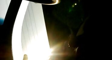 കാമുകൻ കാമുകൻ കിടക്കയിൽ പെൺകുട്ടിയെ കാണുന്നു