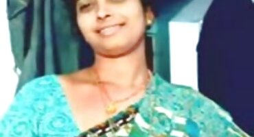 ബേബി സ്ട്രോക്കുകൾ വലിയ കോഴിയുടെ വായിൽ നിന്ന് മതിൽ