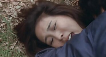 കറുത്ത ബൂട്ടുകളിൽ മെയ്ൻ ഇരുണ്ട പെൺകുട്ടി