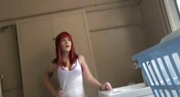 ഫ്രഞ്ച് പെൺകുട്ടി എബണി കോഴി വിഴുങ്ങാൻ ശ്രമിക്കുന്നു