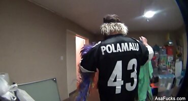 റൗണ്ട് കവർ ഉപയോഗിച്ച് ലേഡി അനലോഗ് ദ്വാരം ഫാലസ് എടുക്കുന്നു