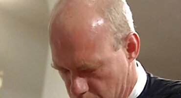 കോളർ ഒരു കൊഴുപ്പ് കോഴി കുടിച്ചു