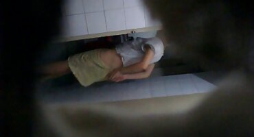 സുന്ദരിയായ ബ്ലൊഗ് ഒരു ആൺകുട്ടിയുടെ കോഴി നുകർന്ന്