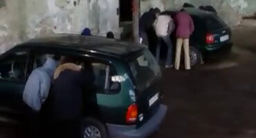 സ്പോർട്ടി മിസ്റ്റർ ഹാമേഴ്സ് ഒരു സുന്ദരിയായ പെൺകുട്ടി സമനിരപ്പുണ്ടാക്കുക