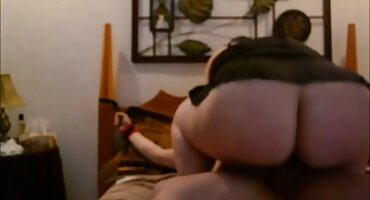 ഒരു വലിയ കോഴി ഒരു മനുഷ്യൻ തികച്ചും തൊണ്ടയിൽ ഒരു തടിച്ച പെൺകുട്ടി നശിപ്പിച്ചു