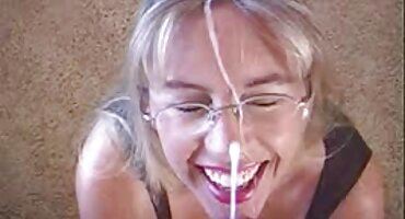 കഴുതയിൽ വെജിറ്റബിൾ, ഷേവ് ചെയ്ത സമനിരപ്പുണ്ടാക്കിയ സെക്സ് ടോയ് അല്ലെങ്കിൽ അനിയന്ത്രിതമായ രസകരമായ ബ്ലൌണ്ട്