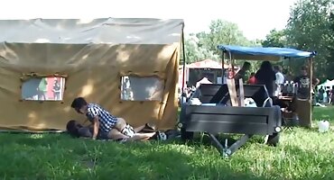 കണ്ണാടിക്ക് മുന്നിൽ സ്വയം പ്രശംസിക്കുന്ന അനുഭവസമ്പന്നയായ സുന്ദരി