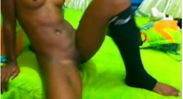 പരിചയസമ്പന്നയായ സ്ത്രീ കട്ടിലിൽ വൈബ്രേറ്റർ ഉപയോഗിച്ച് സ്വയം ശപിക്കുന്നു