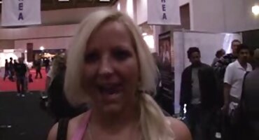 അടുക്കളയിൽ ഭാര്യ എണ്ണ കൊഴുപ്പ് കോഴി