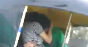 തന്റെ കാമുകിയെയും അവളുടെ പുസിയെയും കളിപ്പിക്കുന്ന മുറിയിൽ