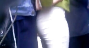 സുന്ദരിയായ റെഡ്ഹെഡ് ഒരു ആൺകുട്ടിയുടെ മുന്നിൽ കാലുകൾ വിരിച്ചു