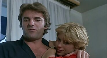 മെലിഞ്ഞ സ്ലിം മുലാട്ടോ പെൺകുട്ടി വലിയ കോഴി