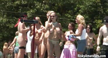 വിർജിൻ ശക്തമായി fucked by black contraption