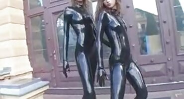 മനുഷ്യൻ തൃപ്തിപ്പെടുത്തുന്നു കറുത്ത സ്ത്രീ വലിയ വെളുത്ത കോഴി