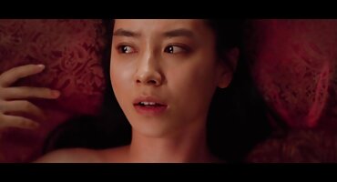 ഒരു കറുത്ത മനുഷ്യൻ ഒരു കുളത്തിൽ ഒരു ആപ്പിൾ പെൺ