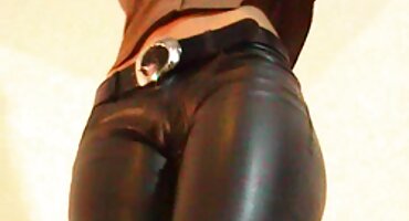 ആകർഷണീയമായ കറുത്ത ഇണചേരൽ സ്റ്റോക്കിംഗ്സ് ഒരു സ്ത്രീ നശിപ്പിച്ചു