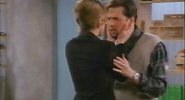 അന്താരാഷ്ട്ര വിദ്യാർത്ഥി ചെറിയ കോഴി നക്കുന്നു