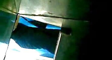 വെളുത്ത സ്റ്റോക്കിംഗിൽ ബ്ലേഡ് ബോയ്ഫ്രണ്ടിന്റെ മുഖത്ത് തുളച്ചുകയറുന്നു