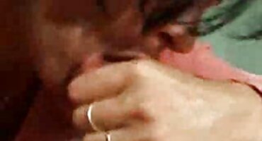 മഞ്ഞ് വെളുത്ത കിടപ്പുമുറിയിൽ, സൗന്ദര്യം കോഴി റൈഡുകൾ