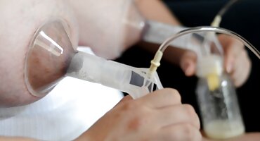 പെൺകുട്ടി കിടക്കുന്ന കോഴി ഒരു വിശാലമായ ഗുഹയിൽ ആഗിരണം