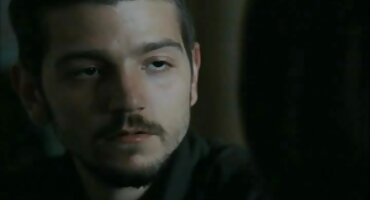 ചെറിയ മുലകൾ ഉള്ള പെൺകുട്ടി ശക്തമായ കറുത്ത കോഴി ഇരുന്നു