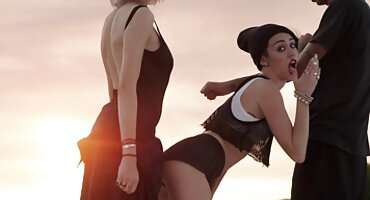 മസാജ് ടേബിളിൽ, ബോയി നക്കി, ഹുഡിൽ ഫക്ക് ചെയ്തു