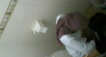 പങ്കാളികൾ കട്ടിലിൽ ലൈംഗിക കൂടെ വിശ്രമം പ്രകാശിപ്പിക്കുന്നു