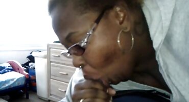 ഒരു നേർത്ത ബ്ലെൻഡറുടെ വായിൽ കഴുതയും കമ്മായിയും