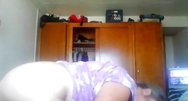 യുവ നേർത്ത പെൺകുട്ടി ചൂടുള്ള കൂച്ചി