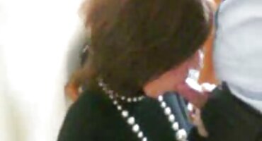 സംതൃപ്തിയോടെ നോക്കുന്ന ആൾ ഒരു പ്രെജിക് ഒരു പെൺകുട്ടി